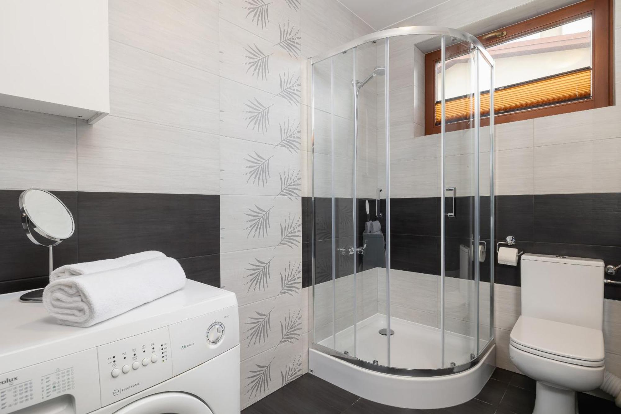 Stylish Apartment With Balcony & Parking Cracow By Noclegi Renters Cracóvia Exterior foto